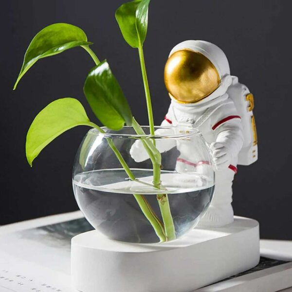astronaut-desk-vase-1